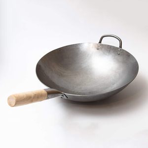 Wok en acier au carbone avec manche en bois et poignée auxiliaire pour cuisinières à gaz et à induction, compatible four, lavage à la main uniquement - Product Image 2