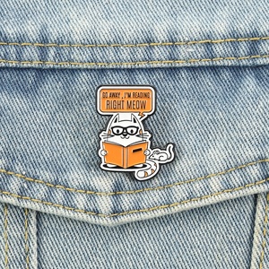 Spilla smaltata divertente Gatto che legge: Va' via, sto leggendo, gatto con occhiali e topo, distintivo da risvolto - Product Image 3