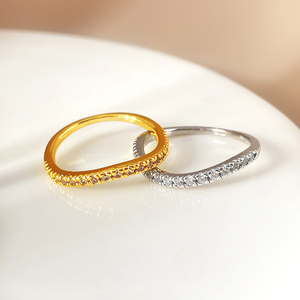 Anillo de Boda Curvo con Zirconia, Anillo Apilable Chapado en Oro de 18K, Anillo de Eternidad con Engaste Pavé, Estilo Clásico para Mujer - Product Image 4