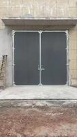 Porte coulissante industrielle robuste avec petite porte, panneau isolé de 75 mm, galvanisé, pour entrepôt et usine