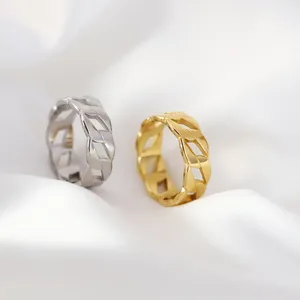 Anello a Catena Cavo Minimalista EManco in Acciaio Inossidabile Color Oro, Gioiello Unisex per Ufficio e Uso Quotidiano, per un'Eleganza Senza Sforzo - Product Image 6
