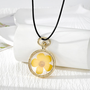 <span class=keywords><strong>Collana</strong></span> di alta gamma Wild Light, creativa e personalizzata, con grande cornice rotonda in resina con lamina d'oro e fiori veri essiccati. - Product Image 5