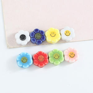 Accessoires <span class=keywords><strong>de</strong></span> bijouterie DIY : Petites <span class=keywords><strong>perles</strong></span> en céramique en forme <span class=keywords><strong>de</strong></span> marguerite souriante, colorées, trou vertical, en vrac, <span class=keywords><strong>lot</strong></span> <span class=keywords><strong>de</strong></span> <span class=keywords><strong>perles</strong></span> - Product Image 3