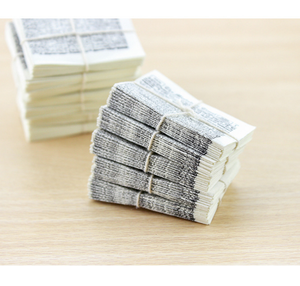 1/6 1/12 <span class=keywords><strong>Maison</strong></span> de poupée Simulation Miniature Mini un tas de journaux modèle <span class=keywords><strong>D</strong></span>écor - Product Image 2