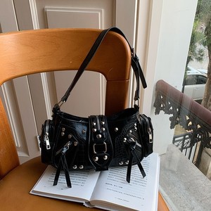 Sac bandoulière noir clouté pour femme avec fermeture éclair et sangle réglable – Collection Automne 2025 - Product Image 4