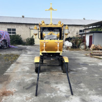 Charrette funéraire noire dorée à chevaux avec croix chrétienne et crucifix, pour cortège funéraire religieux
