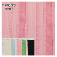2561 #   Tissu jacquard plissé rayé bicolore en polyester respirant et élastique tricoté chaîne pour la confection de robes, t-shirts et maillots de bain pour femmes