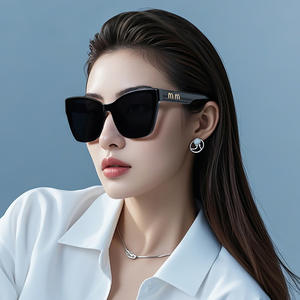 Lunettes de soleil œil de chat pour femmes, monture en plastique noir, protection UV400, type 3, pour usage extérieur - Product Image 1