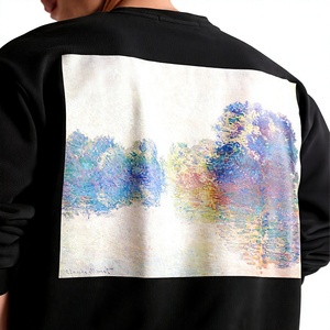 เสื้อสเวตเชิ้ตคอกลมสีดำพร้อมคำคม "ความลับของโรสแมรี่" โดยชิมามันดา งโกซี อดิชีชุดลำลองสำหรับผู้ชาย - Product Image 5