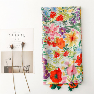 Bufanda/Chal de Poliéster Fino con Hilo Bali, Diseño Floral de Longitud Media, Colores Frescos de Primavera/Verano, con Borlas y Estampado de Plantas y Flores - Product Image 1