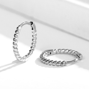 E921 Orecchini a cerchio in oro bianco da 20 mm con design a perline, gioielli alla moda - Product Image 5