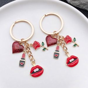 Ensemble de porte-clés personnalisés plaqués or avec breloques lèvres et roses, cadeau de bureau tendance pour femmes, fabrication OEM en petites séries - Product Image 3