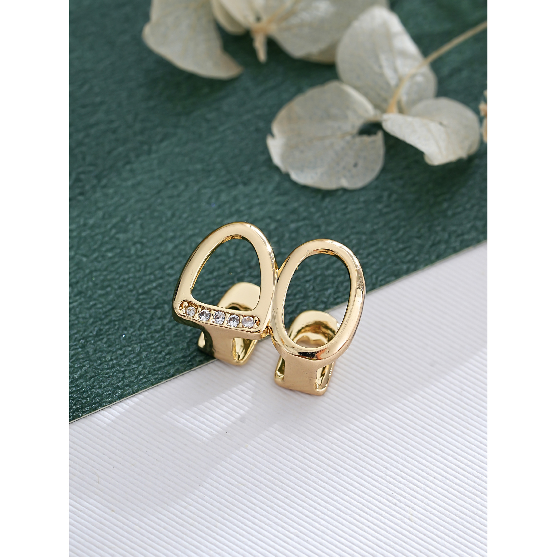 Oro (dos cuentas caladas)