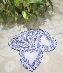 Sachet parfumé personnalisé en lin brodé avec bord festonné et motif cœur, vente en gros - Product Image 1