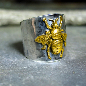 Anello Vintage Martellato Bicolore con Motivo a Insetto, Fascia Larga, Gioiello Unisex di Tendenza - Product Image 1