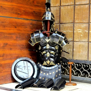 Ensemble d'armure romaine traditionnelle noire en métal, avec casque et protège-jambes, plaques plates polies, pour déguisement d'Halloween - Product Image 1
