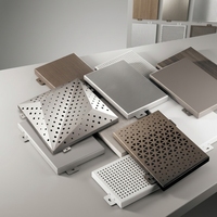 Revêtement extérieur moderne en panneaux d'aluminium courbés sur mesure pour la décoration de la façade des hôtels, des centres commerciaux, des villas et des hôpitaux