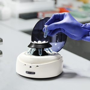 Tube de microcentrifugation transparent en PP de bonne qualité, 1,5 ml, pour tests de laboratoire, avec bouchon de sécurité et graduation claire. - Product Image 2