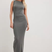 Runwaylove R366 Robe mi-longue moulante sans manches en maille côtelée