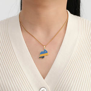 Collier chaîne avec pendentif drapeau émaillé de pays du monde, en acier inoxydable argenté et plaqué or 18 carats - Product Image 4