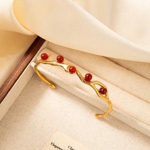 กำไลข้อมือสแตนเลสชุบทอง 18K รุ่น SZ062 ดีไซน์กิ่งไม้ธรรมชาติ พร้อมจี้ห้อย  ไม่ก่อให้เกิดอาการแพ้ ไม่หมองคล้ำ - Product Image 4
