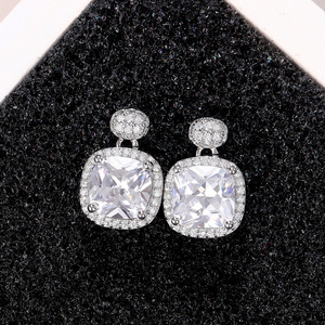 Boucles d'oreilles clous en or blanc E2025 avec zircon taille princesse, serti géométrique, bijoux de mode classiques pour femme, parfaits pour les soirées - Product Image 4