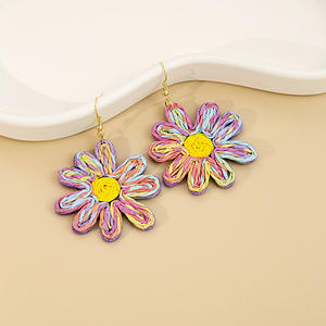 Boucles d'oreilles pendantes fleur contrastante en alliage plaqué or, faites à la main, motif marguerites tricotées, style bohème tendance pour femme, idéales pour la plage et les soirées estivales - Product Image 3