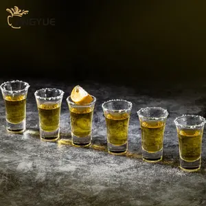 Verres à liqueur tequila cordiaux à base haute et lourde gravés modernes de 2 oz dans une boîte-cadeau en bois pour un bar de fête, un événement à la maison