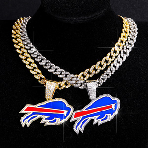 Collar con colgante de los <span class=keywords><strong>Buffalo</strong></span> Bills de aleación chapada en oro de 14K y rodio, cadena cubana con incrustaciones, joyería esmaltada para aficionados al fútbol americano de la <span class=keywords><strong>NFL</strong></span> - Product Image 1