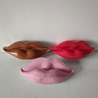 Vente en gros de nouvelles sculptures murales en résine de lèvres rouges amusantes, design féminin, lèvres épaisses et sexy