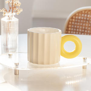 Mug en céramique moderne avec anse jaune, tasse en porcelaine de couleur unie pour le petit-déjeuner, lait ou boisson, design à tasse unique - Product Image 1