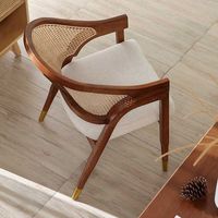 Chaise de salle à manger moderne avec cadre en lin et accoudoirs en rotin tressé, dossier incurvé et pieds en noyer, imperméable pour la maison, les hôtels, les villas