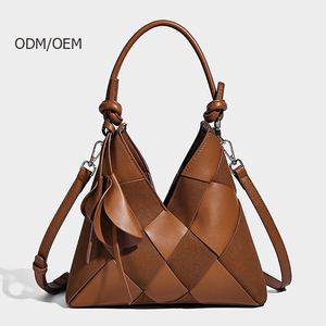 Nouvelle collection de sacs fourre-tout portables en cuir PU tissé haut de gamme pour femmes avec breloque, été automne, luxe fait main - Product Image 1