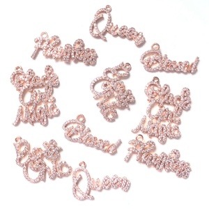 Los más nuevos encantos de zuecos de aleación y metal personalizados, adorno de zapato de palabras mixtas con diamantes de imitación y decoración de hebilla para la fabricación de joyas de mujer - Product Image 2