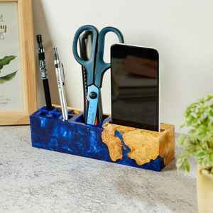 Porte-stylo artisanal en résine et bois par Resin Craft, conçu pour des bureaux bien organisés et une décoration de table haut de gamme - Product Image 1