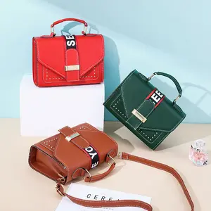 간단한 싱글 숄더 메신저 휴대용 가방 중국 도매 여성 어깨 가방 저렴한 작은 사각형 리벳 가방 숙녀
