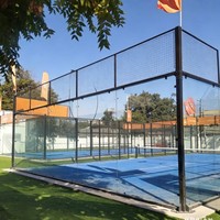 Terrain de padel QJIN, design panoramique classique robuste, terrain de padel-tennis, gazon artificiel résistant aux UV pour hôtels de luxe modernes