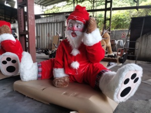 Babbo Natale a grandezza naturale in fibra di vetro con decorazione a slitta - Product Image 2