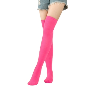 Chaussettes hautes diagonales à rayures pour femmes, longues, au-dessus du genou, en violet et vert festifs pour les fêtes de Noël - Product Image 4