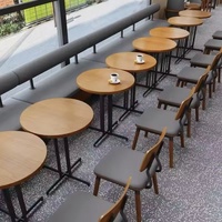 Ensemble de tables et chaises de restaurant de style nordique moderne minimaliste, tabourets de bar, banc long, canapé - Durable, écologique, 4 places, usage commercial