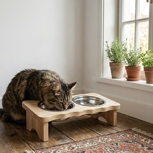Gamelle surélevée en bois pour chat 15 °   Station d'alimentation inclinée pour chats, adaptée aux bols de nourriture et d'eau pour chats, anti-vomissement, protection des moustiquiers - Product Image 1