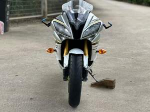 Motocicleta Deportiva Usada YZF-R6, 599cc, de Gasolina, Dos Ruedas, Color Blanco Plateado con Verde - Product Image 2