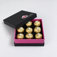 Boîte cadeau en chocolat personnalisée en trois parties avec insert en blister, couvercle, base et cadre central, emballage en papier noir au toucher doux