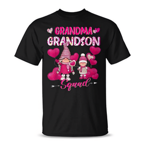 T-shirt con gnomi della squadra Nonna e Nipo, design con cuori rosa, magliette abbinate per la famiglia - Product Image 2
