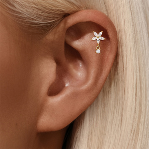 Pendientes CANNER con Baño de Oro de 18K, Diseño de Flor Dulce con Ópalo y Parte Posterior Plana - Product Image 6