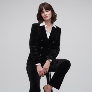 Ensemble pantalon élégant en velours noir pour femme avec blazer croisé et pantalon ajusté – Design de costume professionnel formel - Product Image 1