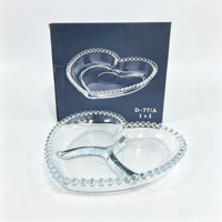 Plat de service élégant en verre transparent en forme de cœur, avec bordure perlée, pour la table de la Saint-Valentin, idéal pour la présentation de bonbons, fruits et desserts