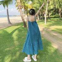 Tenue de voyage estivale en bord de mer, couleur bleu ciel, qui illumine le teint, robe midi longue sans bretelles avec une jupe ample, élégante