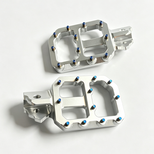 Reposapiés Traseros para Motocicleta de Aluminio y Titanio Anodizado, Mecanizados a Medida, con Color Personalizado - Product Image 2