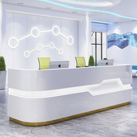 Comptoir de réception cybernétique high-tech blanc brillant avec éclairage LED, double poste de travail et base dorée